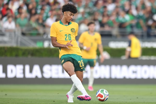 世界杯FIFA体育新闻:卢卡斯·赫林顿代表澳大利亚队在对阵墨西哥的国际比赛中持球进攻