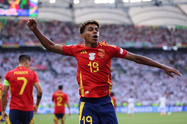世界杯FIFA体育新闻:拉明·亚马尔在2024年欧洲杯对阵德国的比赛中庆祝