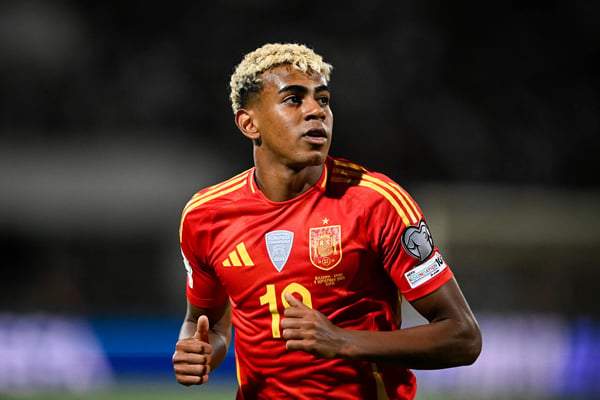 世界杯FIFA体育新闻:拉明·亚马尔代表西班牙队在2026年世界杯预选赛中对阵保加利亚队