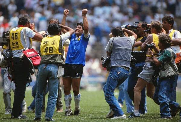 世界杯FIFA体育新闻:1986年国际足联世界杯四分之一决赛,阿根廷队在墨西哥城阿兹特克体育场以2比1战胜英格兰队后,迭戈·马拉多纳庆祝胜利。