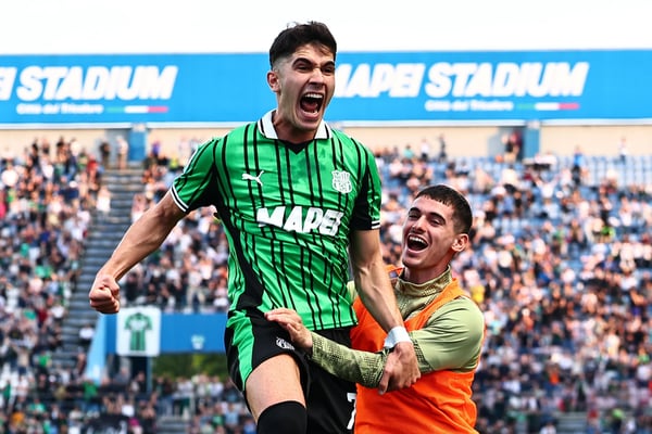 世界杯FIFA体育新闻:在萨索洛足球俱乐部与科莫1907队的意甲联赛中,萨索洛队的克里斯蒂安·沃尔帕托在打入球队首球后庆祝。