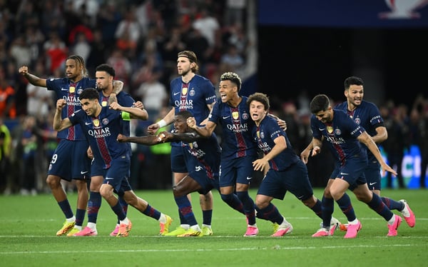 世界杯FIFA体育新闻：在欧冠决赛中，巴黎圣日耳曼队球员在点球大战中战胜阿森纳队后庆祝胜利。