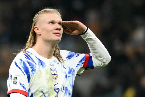 世界杯FIFA体育新闻：挪威球员埃尔林·哈兰德庆祝