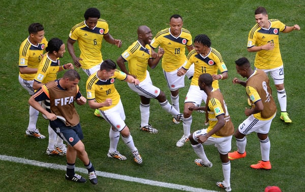 世界杯FIFA体育新闻：在2014年巴西世界杯C组比赛中，詹姆斯·罗德里格斯在巴西利亚国家体育场庆祝哥伦比亚队攻破科特迪瓦队的球门。