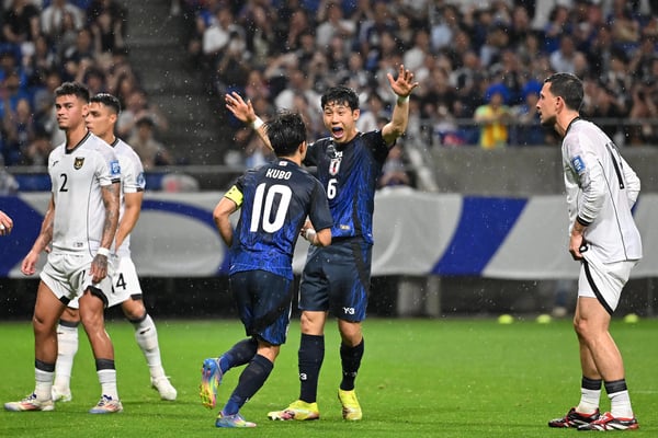 世界杯FIFA体育新闻：远藤航和久保建英庆祝日本队攻入对阵印度尼西亚的进球