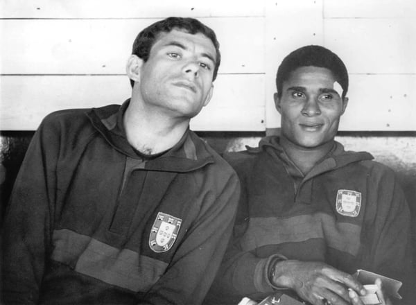 世界杯FIFA体育新闻：1966 年，葡萄牙的安东尼奥·西莫斯和尤西比奥。