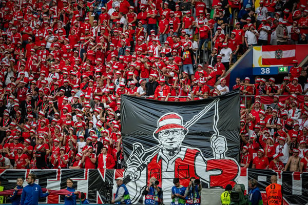 世界杯FIFA体育新闻：奥地利球迷为奥地利国家队主教练拉尔夫·朗尼克编排的舞蹈