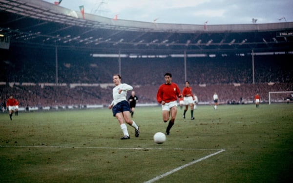 世界杯FIFA体育新闻：1966年国际足联世界杯半决赛期间，英格兰队的乔治·科恩和葡萄牙队的安东尼奥·西蒙斯在伦敦温布利球场展开较量。