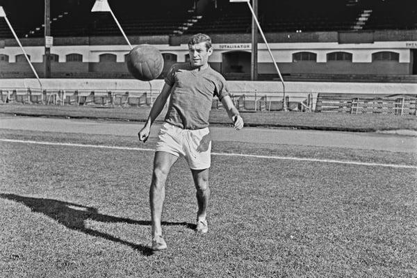世界杯FIFA体育新闻：1964 年 10 月 7 日，葡萄牙选手安东尼奥·西莫斯。