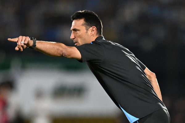 世界杯FIFA体育新闻:阿根廷主教练莱昂内尔·斯卡洛尼在南美区预选赛第13轮对阵乌拉圭的比赛中布置战术。