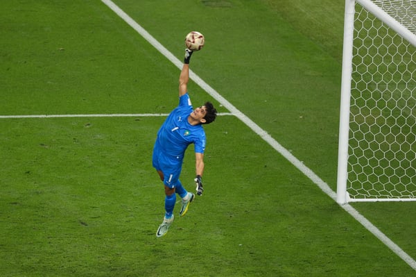 世界杯FIFA体育新闻:亚辛·布努将球推开