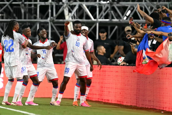 世界杯FIFA体育新闻:弗兰茨迪·皮埃罗攻破新西兰队球门