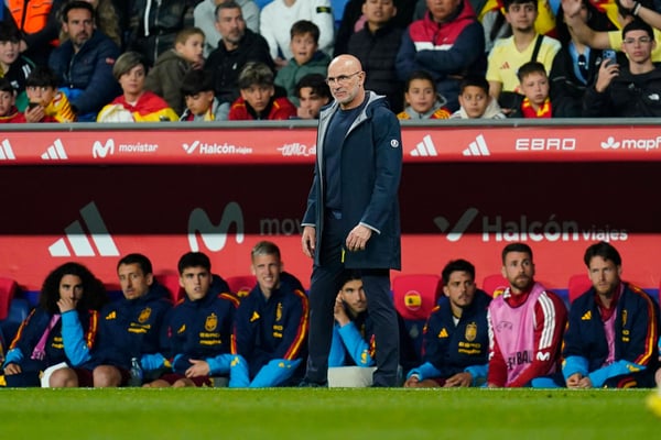 世界杯FIFA体育新闻:2026年3月,西班牙队主教练路易斯·德拉富恩特在与埃及队的国际比赛中场边指挥。