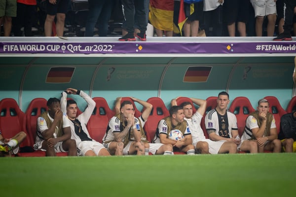 世界杯FIFA体育新闻：德国队在2022年世界杯出局后，坐在替补席上显得很沮丧。