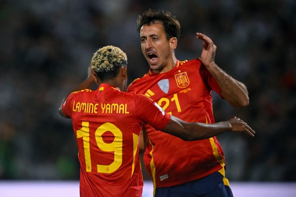 世界杯FIFA体育新闻:2025 年 9 月 4 日,在 2026 年 FIFA 世界杯欧洲区预选赛对阵保加利亚的比赛中,西班牙 21 号球员米克尔·奥亚尔萨瓦尔进球后与 19 号球员拉明·亚马尔庆祝。