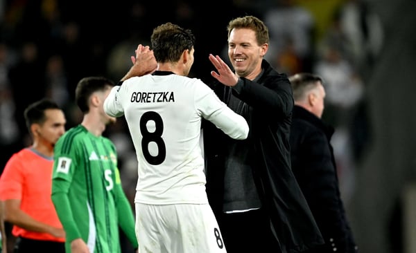世界杯FIFA体育新闻：莱昂·格雷茨卡 (Leon Goretzka) 与德国队主教练朱利安·纳格尔斯曼 (Julian Nagelsmann) 击掌