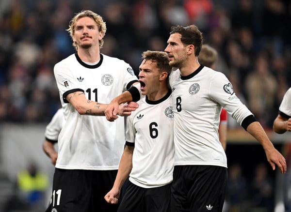 世界杯FIFA体育新闻：约书亚·基米希与尼克·沃尔特马德和莱昂·格雷茨卡一起庆祝