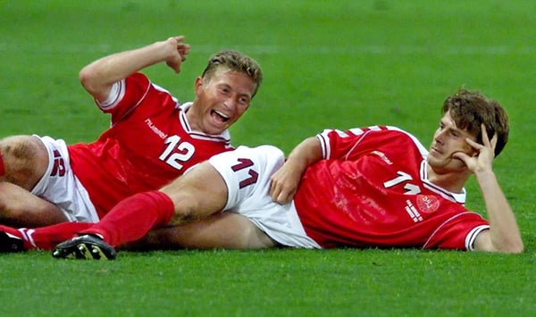 世界杯FIFA体育新闻:布莱恩·劳德鲁普 (Brian Laudrup) 庆祝 1998 年法国世界杯上为丹麦队进球