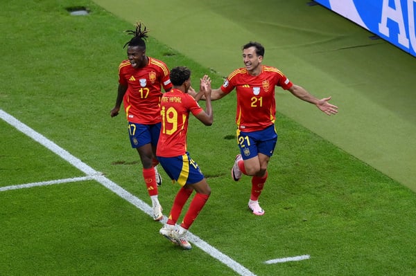 世界杯FIFA体育新闻:西班牙球员米克尔·奥亚尔萨瓦尔与队友尼科·威廉姆斯和拉明·亚马尔庆祝打入球队第二粒进球。