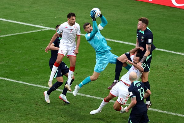 世界杯FIFA体育新闻:马修·瑞恩在澳大利亚对阵突尼斯的2022年卡塔尔世界杯D组比赛中做出扑救。