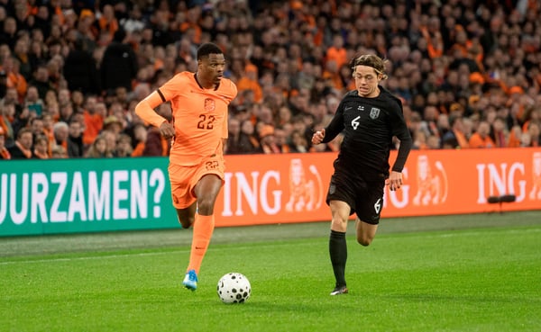 世界杯FIFA体育新闻：在2026年国际足联世界杯预选赛中，丹泽尔·邓弗里斯代表荷兰队对阵挪威队，图中他正在控球。