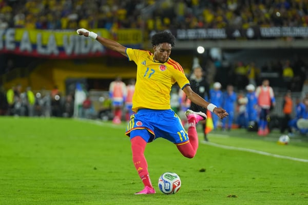 世界杯FIFA体育新闻：在哥伦比亚和哥斯达黎加之间的国际友谊赛中，哥伦比亚球员约翰·莫希卡射门。