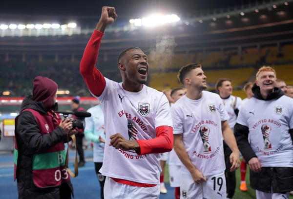 世界杯FIFA体育新闻:奥地利晋级世界杯后,大卫·阿拉巴庆祝。