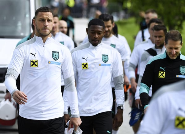 世界杯FIFA体育新闻:马尔科·阿瑙托维奇和队长大卫·阿拉巴与奥地利队一起散步