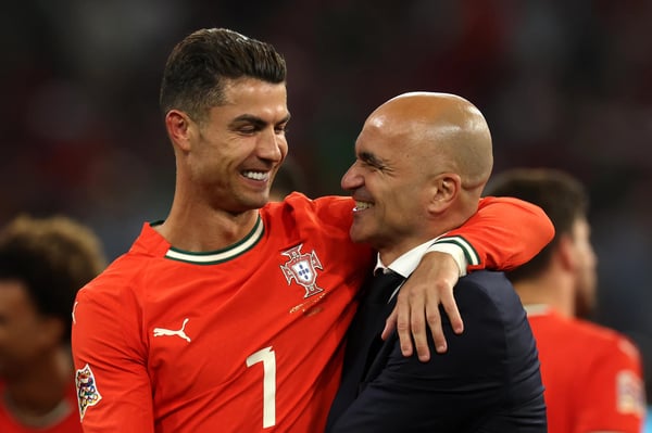 世界杯FIFA体育新闻:2025年6月8日,葡萄牙球星克里斯蒂亚诺·罗纳尔多和主教练罗伯托·马丁内斯。