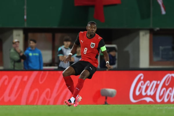 世界杯FIFA体育新闻：奥地利球员大卫·阿拉巴在奥地利与突尼斯的友谊赛中