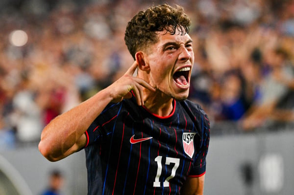 世界杯FIFA体育新闻：2025年11月，在佛罗里达州坦帕市举行的国际友谊赛中，塞巴斯蒂安·贝尔哈特庆祝美国队对阵乌拉圭队的进球。