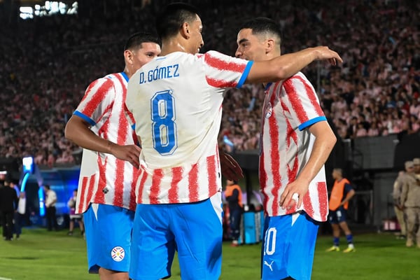 世界杯FIFA体育新闻:在巴拉圭与尼加拉瓜的国际友谊赛中,巴拉圭球员米格尔·阿尔米隆攻入球队第二球后与队友庆祝。