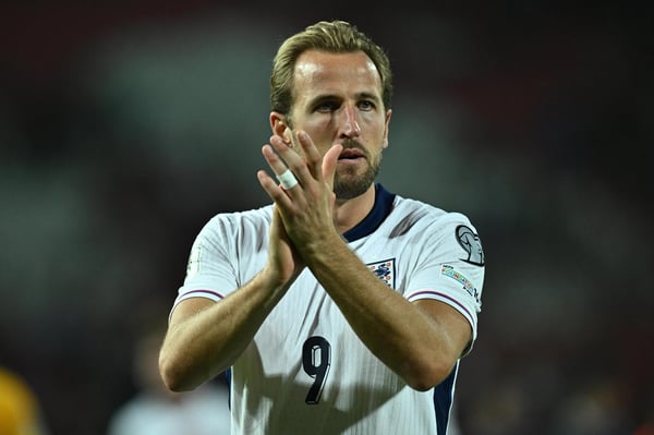 世界杯FIFA体育新闻:哈里·凯恩在英格兰队于2026年世界杯欧洲区预选赛中击败塞尔维亚队后庆祝胜利。