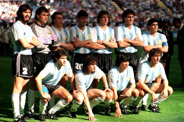 世界杯FIFA体育新闻:1990年意大利世界杯B组比赛前,阿根廷队在米兰圣西罗球场迎战喀麦隆队。