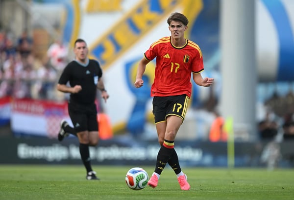世界杯FIFA体育新闻：在克罗地亚和比利时之间的国际友谊赛中，比利时球员查尔斯·德·凯特莱尔控球。