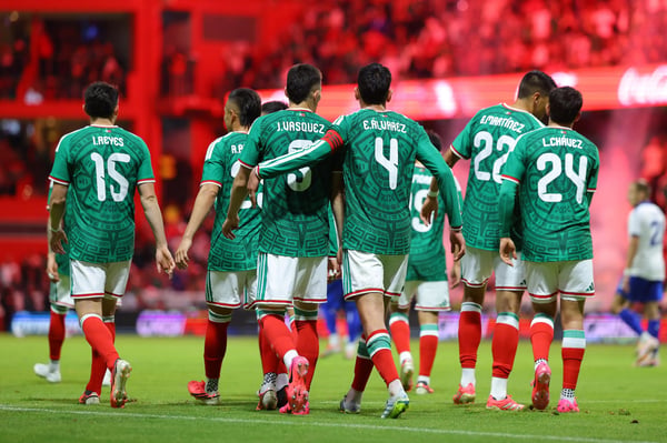 世界杯FIFA体育新闻：墨西哥在2026年国际足联世界杯前的一场国际比赛中庆祝攻破塞尔维亚球门。