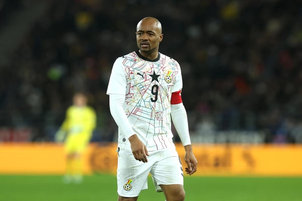 世界杯FIFA体育新闻:2026年3月30日,在斯图加特举行的加纳对阵德国的友谊赛中,乔丹·阿尤在场边观战。