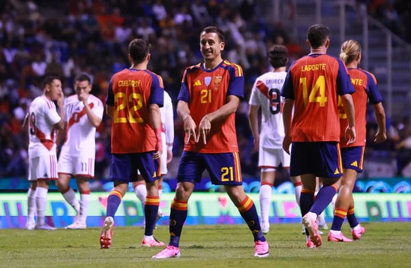 世界杯FIFA体育新闻:在普埃布拉的库奥特莫克体育场举行的2026年世界杯热身友谊赛中,米克尔·奥亚尔萨瓦尔庆祝西班牙队攻破秘鲁队球门。