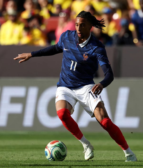 世界杯FIFA体育新闻:2026年3月,迈克尔·奥利塞在法国与哥伦比亚的友谊赛中控球。