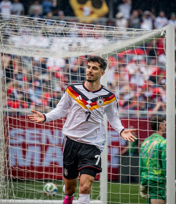 世界杯FIFA体育新闻:2026年6月,凯·哈弗茨在德国队与美国队的友谊赛中进球后庆祝。