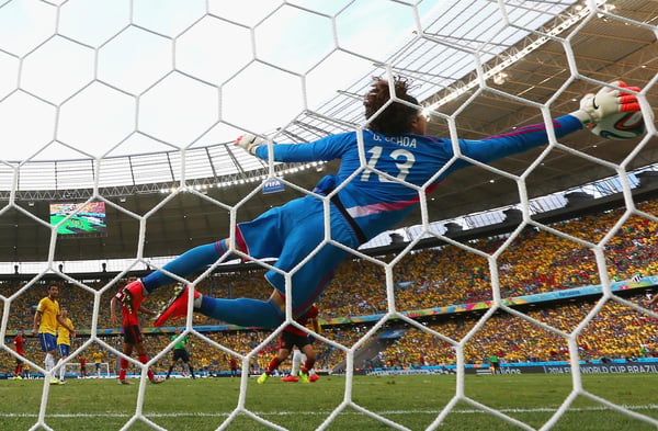 世界杯FIFA体育新闻:墨西哥门将吉列尔莫·奥乔亚在2014年国际足联世界杯对阵巴西的比赛中做出精彩扑救。