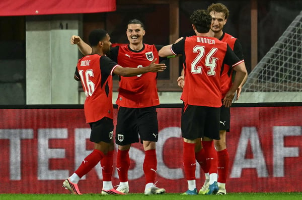 世界杯FIFA体育新闻:马塞尔·萨比策与奥地利队友庆祝