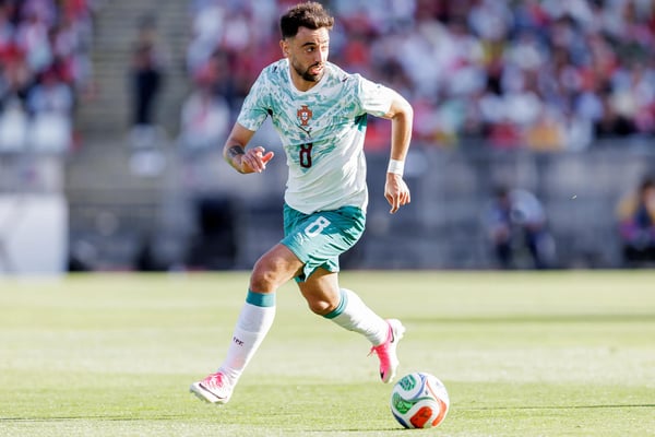 世界杯FIFA体育新闻：葡萄牙球员布鲁诺·费尔南德斯在葡萄牙对阵智利的国际友谊赛中