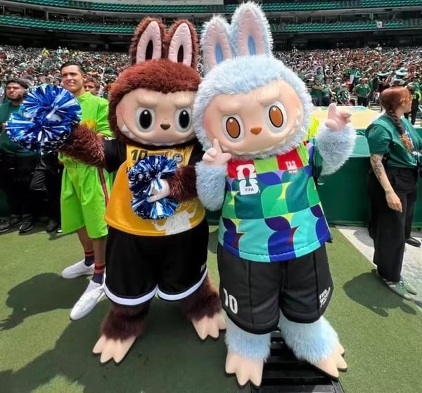 世界杯FIFA体育新闻:LABUBU 出席 2026 年墨西哥城 FIFA 世界杯开幕式。
