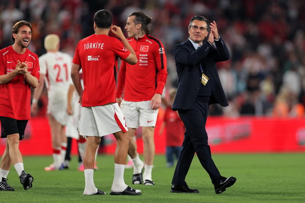 世界杯FIFA体育新闻:在土耳其与北马其顿的国际友谊赛中,土耳其队教练文森泽·蒙特拉向球迷们鼓掌致意。
