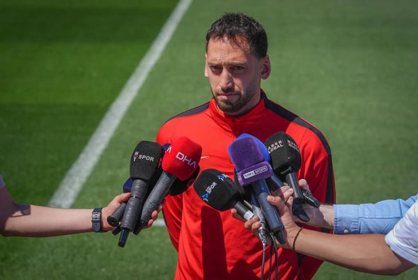 世界杯FIFA体育新闻:在土耳其与澳大利亚的2026年世界杯预选赛D组比赛前,哈坎·恰尔汗奥卢在训练课后接受媒体采访。