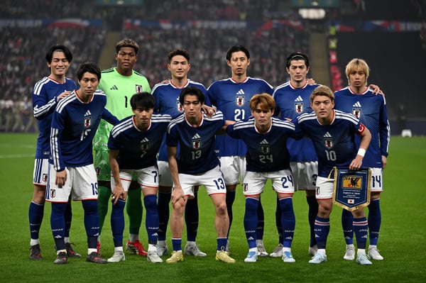 世界杯FIFA体育新闻：日本队与英格兰队友谊赛合影（2026年3月）
