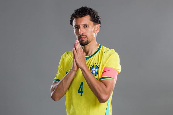 世界杯FIFA体育新闻：2026年6月4日，巴西球员马尔基尼奥斯在FIFA世界杯开赛前拍摄肖像照。