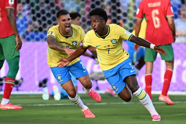 世界杯FIFA体育新闻：巴西前锋维尼修斯·儒尼奥尔（右）庆祝攻破摩洛哥球门