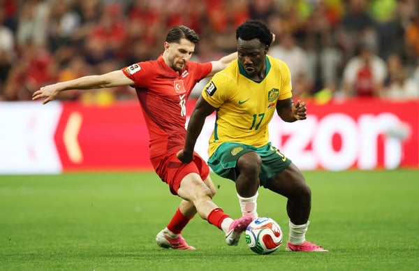 世界杯FIFA体育新闻：在2026年国际足联世界杯D组澳大利亚对阵土耳其的比赛中，澳大利亚球员内斯托里·伊兰昆达受到土耳其球员伊斯梅尔·尤克塞克的挑战。